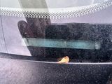 une banane qui se trouve à l'arrière d'une voiture