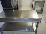 une table en acier inoxydable au milieu d'une cuisine