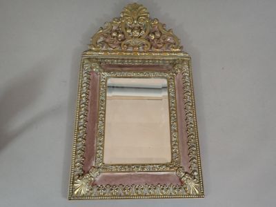 Cadre de miroir en laiton repoussé, surmonté d'un décor de f…