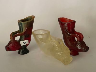 trois vases posés l'un à côté de l'autre sur une table