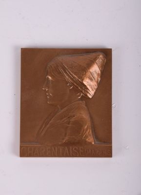 plaque représentant une femme portant un turban, sur un fond blanc