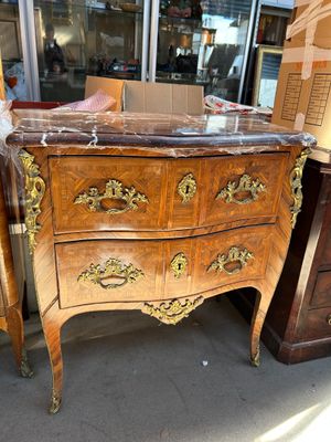 Petite commode en bois de placage et dessus de marbre gris o… - Photo 1