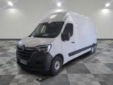 la photo d'une camionnette blanche garée dans une pièce