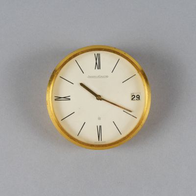 une horloge en or avec des chiffres romains sur le cadran