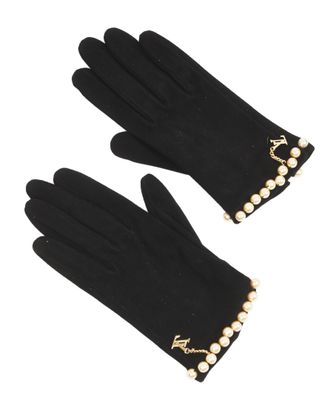 une paire de gants noirs ornés de perles aux poignets