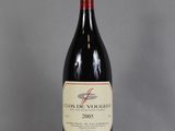 une bouteille de vin posée sur une table