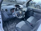 une petite voiture équipée d'un volant et d'un tableau de bord