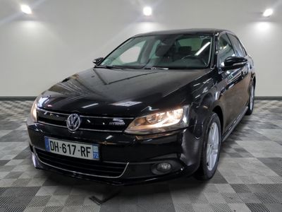 La Volkswagen Passat noire est garée dans une grande pièce.
