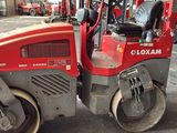 une photo en gros plan d'un rouleau compresseur rouge