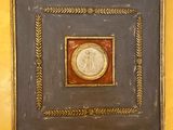 une photo d'une horloge accrochée au mur d'une pièce