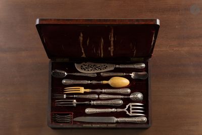 une boîte en bois contenant de l'argenterie sur une table