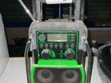 une radio posée sur une table