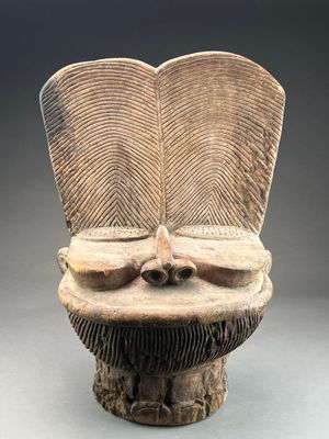 un gros plan sur une sculpture représentant une feuille posée sur une table