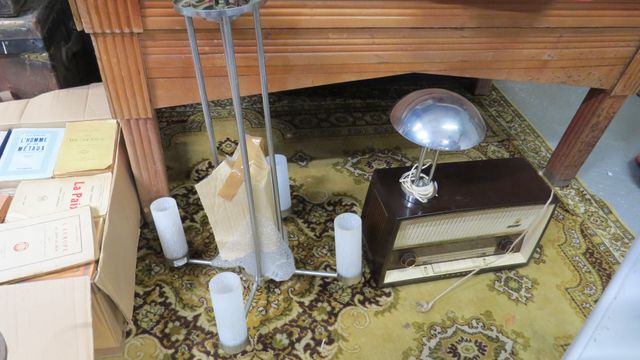 Lustre 4 lumières, petite lampe à poser, radio
