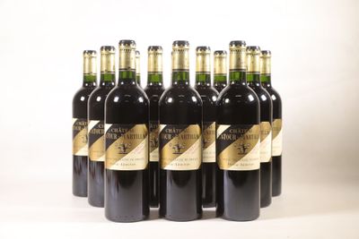 six bouteilles de vin sont alignées sur une surface blanche