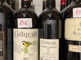 des bouteilles de vin sont alignées sur une étagère dans un magasin