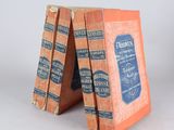 trois livres sont empilés sur une table