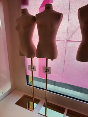 trois mannequins exposés dans la vitrine d'un magasin