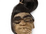 tête d'une femme avec une cigarette à la bouche