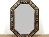 une photo d'un miroir posé par terre