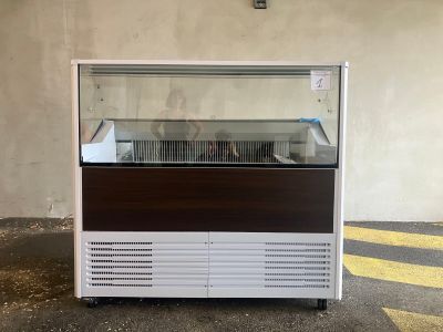 une vitrine en verre dans laquelle se trouve un chien