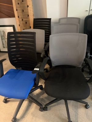 several office chairs are lined up in a row in a room