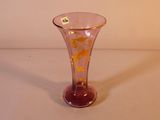 un vase en verre posé sur une table