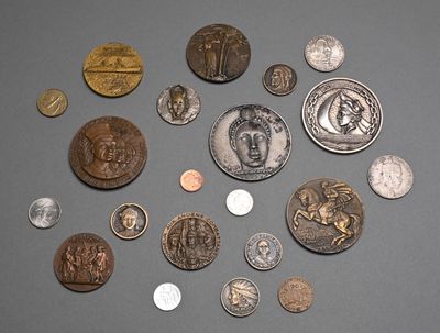 a lot of coins that are on the table