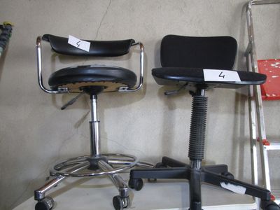 deux tabourets posés sur une table