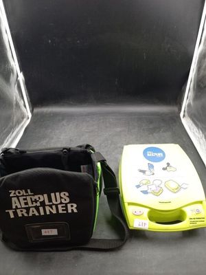 un sac posé sur un siège de train