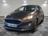 l'avant d'une Ford Fiesta grise garée sur un sol à damier