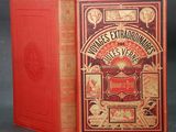 un vieux livre à la couverture rouge posé sur une table