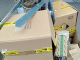 une pile de boîtes empilées les unes sur les autres