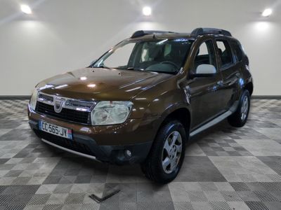 une photo d'une dacia marron garée sur un sol en damier