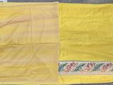 un sari jaune orné d'un motif floral sur la bordure
