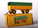un camion jouet posé sur une boîte