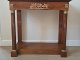 une table en bois surmontée d'une horloge