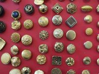 Un lot de boutons principalement en laiton et à décor repous… (photo 4)