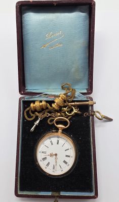 une boîte contenant une horloge, posée sur une table