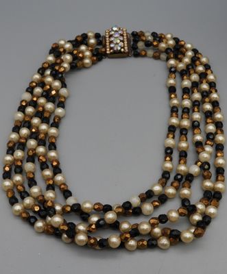 Collier couture 5 rangs en alternant perles fantaisie, perle…