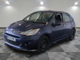 la petite voiture bleue est garée sur un sol en damier