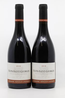 deux bouteilles de vin rouge posées l'une à côté de l'autre sur une surface blanche