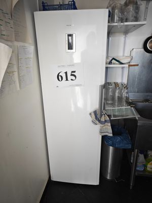 un réfrigérateur dans un coin de la cuisine, sur lequel figure un numéro