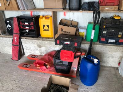 une pile de cartons et d'autres objets dans un garage