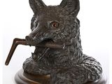 une statue représentant un chien avec une pipe à la bouche