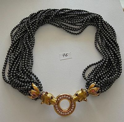 Collier 15 rangs de perles d'Hématite, rehaussé d'un importa…