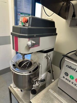 une machine posée sur une table dans une pièce