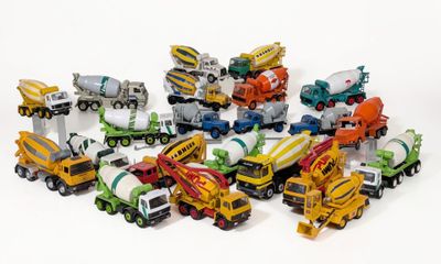 beaucoup de camions miniatures et de camions sur une surface blanche