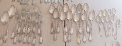 many spoons and spoon spoons hanging on the wall