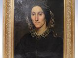 portrait d'une femme en robe noire avec un cadre doré